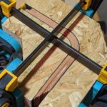 verleimte Furnierplatten in Fomr eingespannt