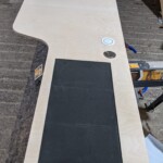 Schreibtisch mit Kabelauslässen, Ladebucht und Glasplatte am Schminktisch Schreibtisch mit Kabelauslässen, Ladebucht und Glasplatte am Schminktisch