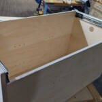 Wäschetruhe mit Lederverkleidung